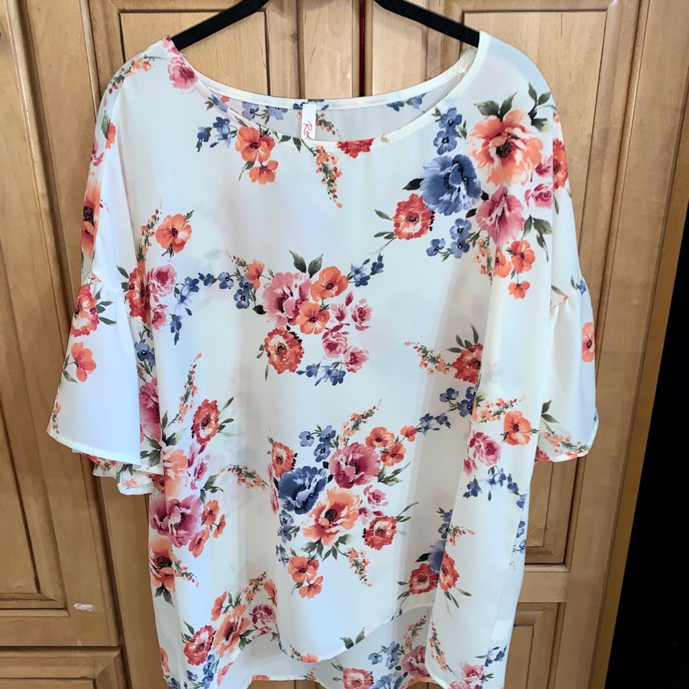 🆕 Ivory Floral Top🌸 - Picture 9 of 12